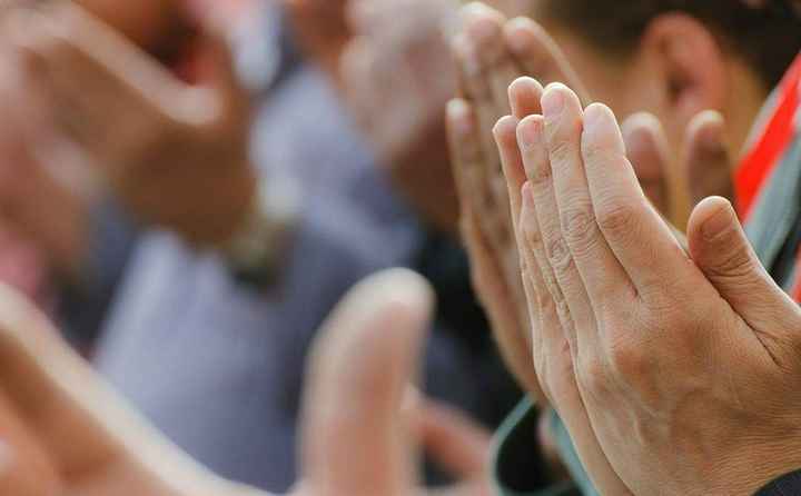 Saat Qunut Subuh Sebaiknya Mengangkat Tangan Atau Tidak