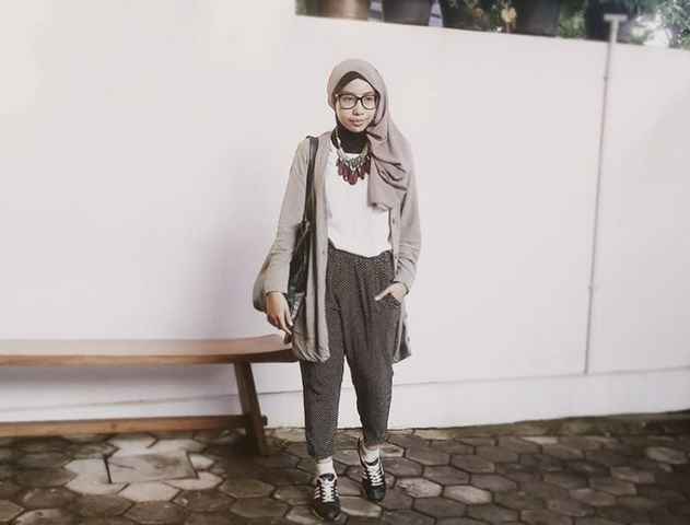 Tampil Casual Kenakan Jogger dan Cardigan