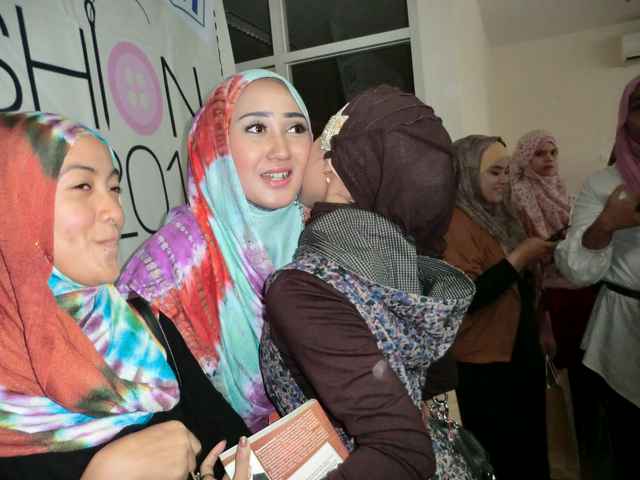 Cipika-cipiki, Apa Hukumnya?