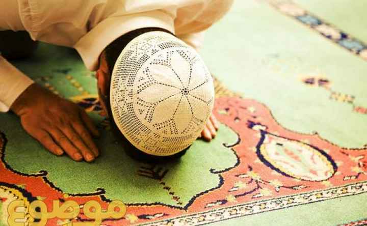 Tangan Atau Lutut Dulu Saat Turun Sujud