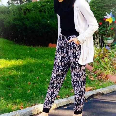 Tampil Casual Kenakan Jogger dan Cardigan